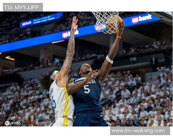 爱德华兹表现出色半场8投4中三分球命中率高达60贡献16分4篮板