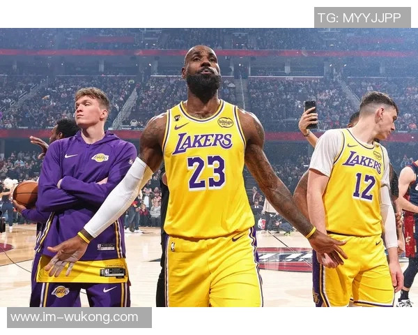 詹姆斯媒体日感慨湖人冠军旗帜展现辉煌历史与荣耀时刻